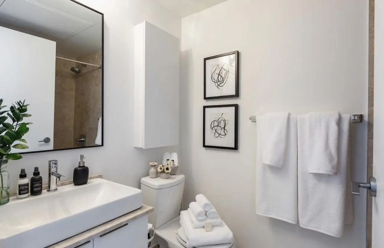 Apartment Heart Of Downtown Condo Close To Cn Tower Toronto Canada